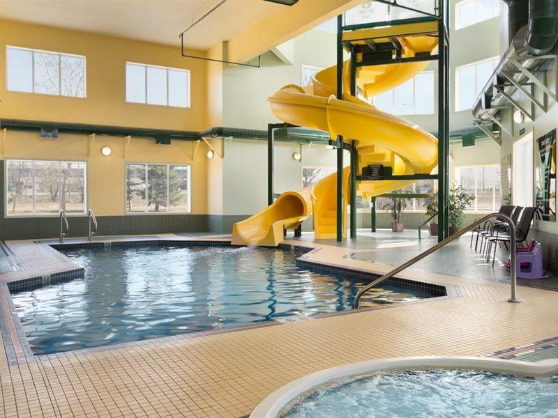 Super 8 By Wyndham Calgary Shawnessy Area Hotel Exterior foto