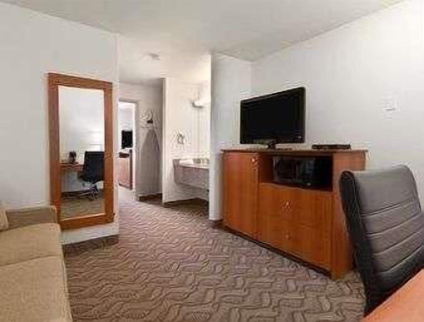 Super 8 By Wyndham Calgary Shawnessy Area Hotel Exterior foto