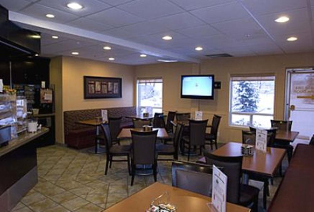 Super 8 By Wyndham Calgary Shawnessy Area Hotel Exterior foto