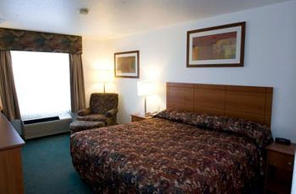 Super 8 By Wyndham Calgary Shawnessy Area Hotel Exterior foto