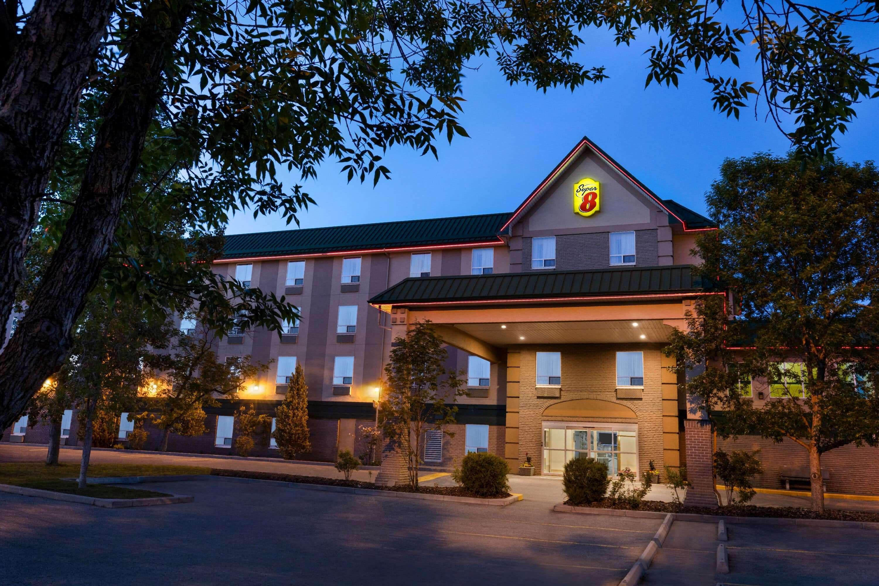 Super 8 By Wyndham Calgary Shawnessy Area Hotel Exterior foto