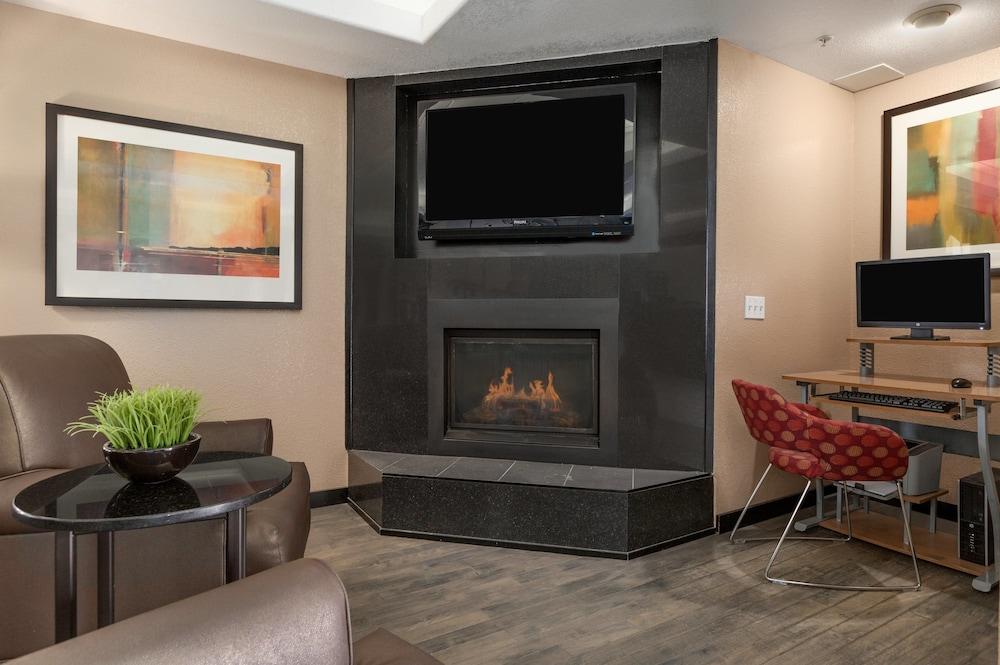 Super 8 By Wyndham Calgary Shawnessy Area Hotel Exterior foto