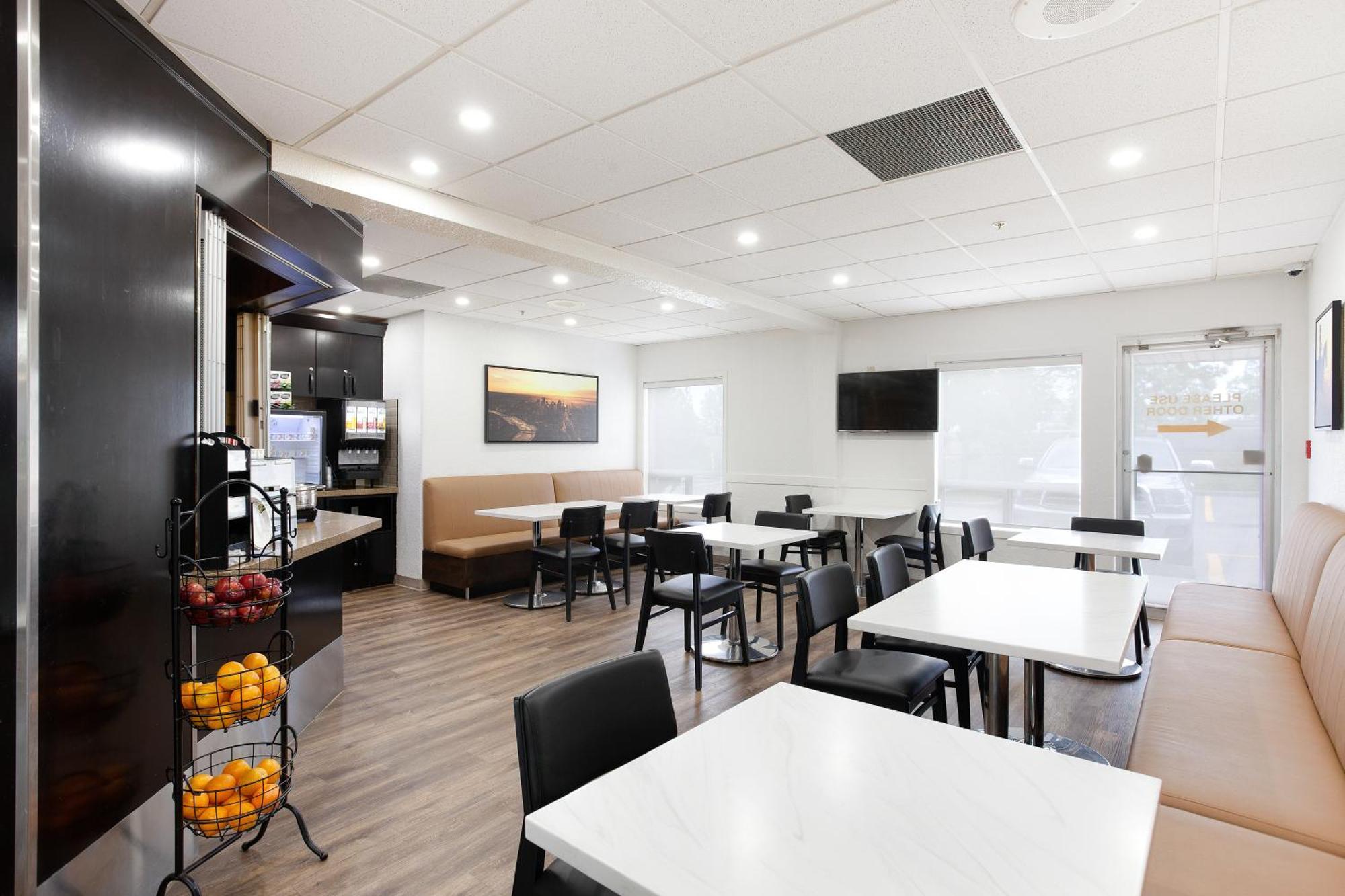 Super 8 By Wyndham Calgary Shawnessy Area Hotel Exterior foto