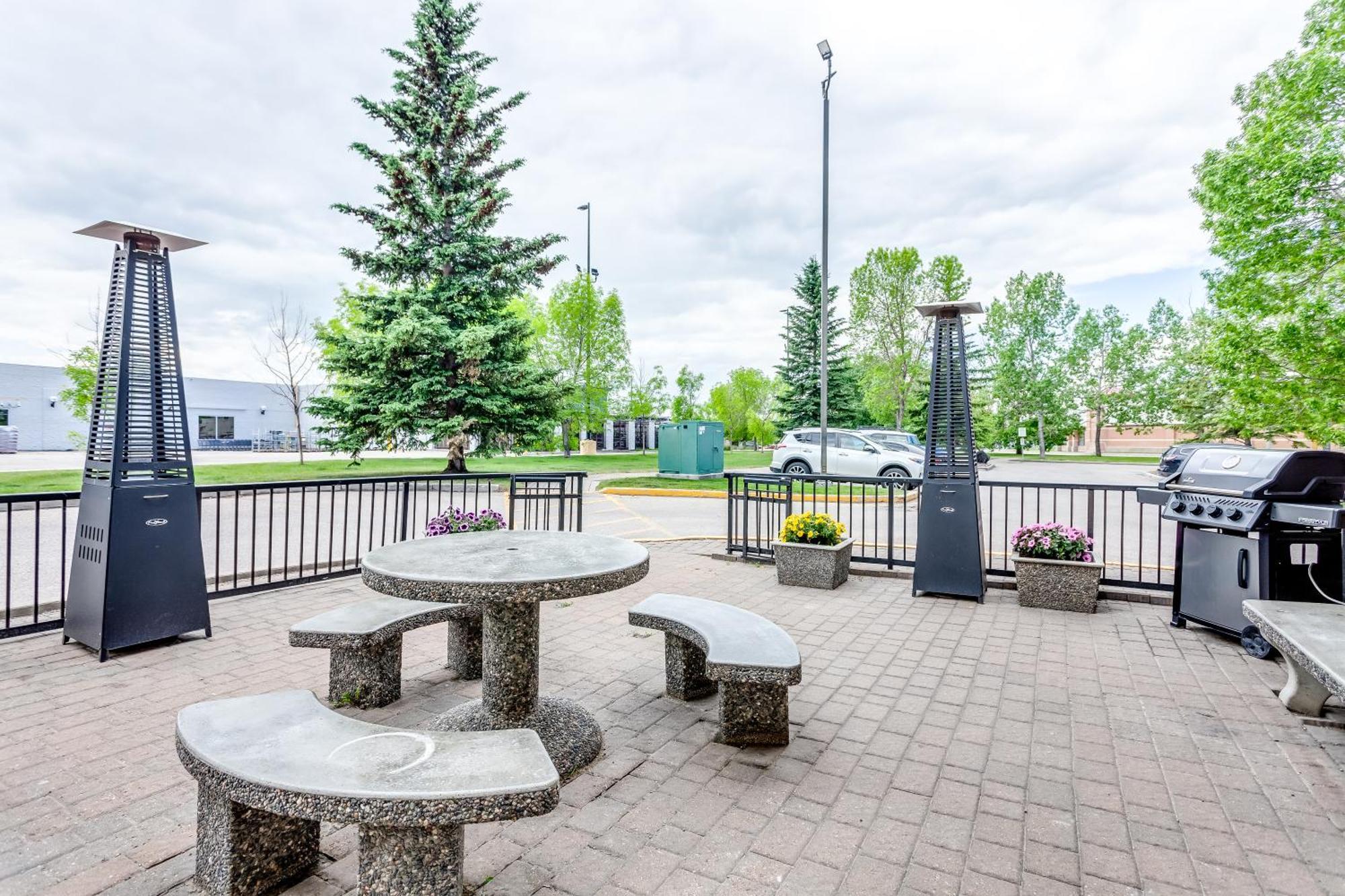 Super 8 By Wyndham Calgary Shawnessy Area Hotel Exterior foto