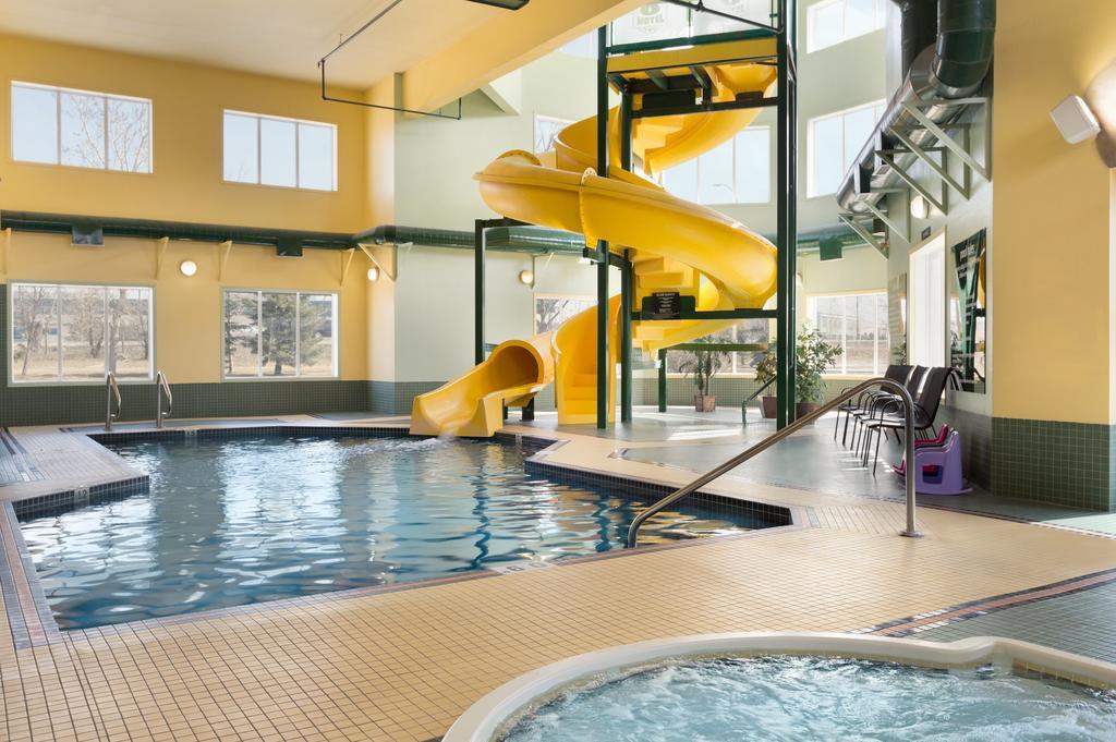 Super 8 By Wyndham Calgary Shawnessy Area Hotel Exterior foto
